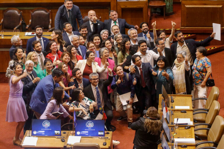 Con abrazos y fotos: La celebración del Gobierno tras la aprobación y despacho a Ley de la reforma de pensiones