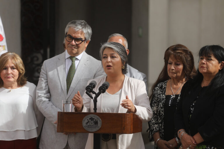 Ministra Jara le cierra las puertas a una eventual candidatura presidencial: 