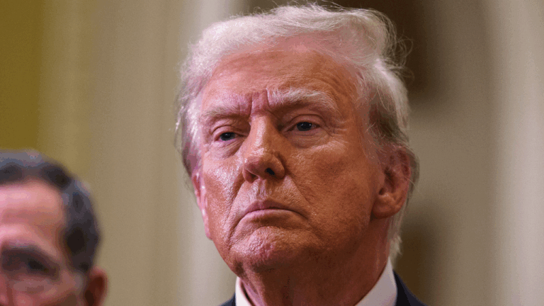 Trump indulta a dos agentes de policía que habían sido condenados por la muerte de un ciudadano afroamericano
