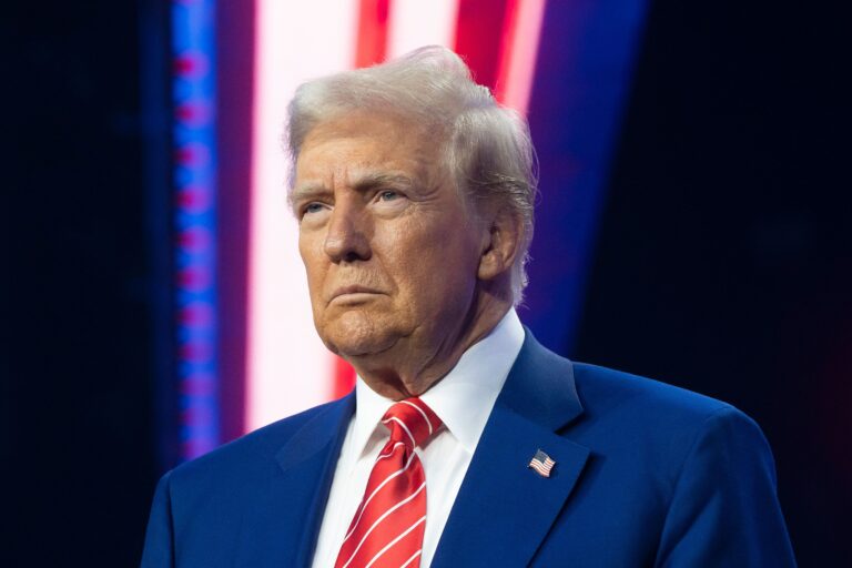 Trump prepara una explosión de poder ejecutivo para su regreso: Los ambiciosos cambios que planea el líder republicano