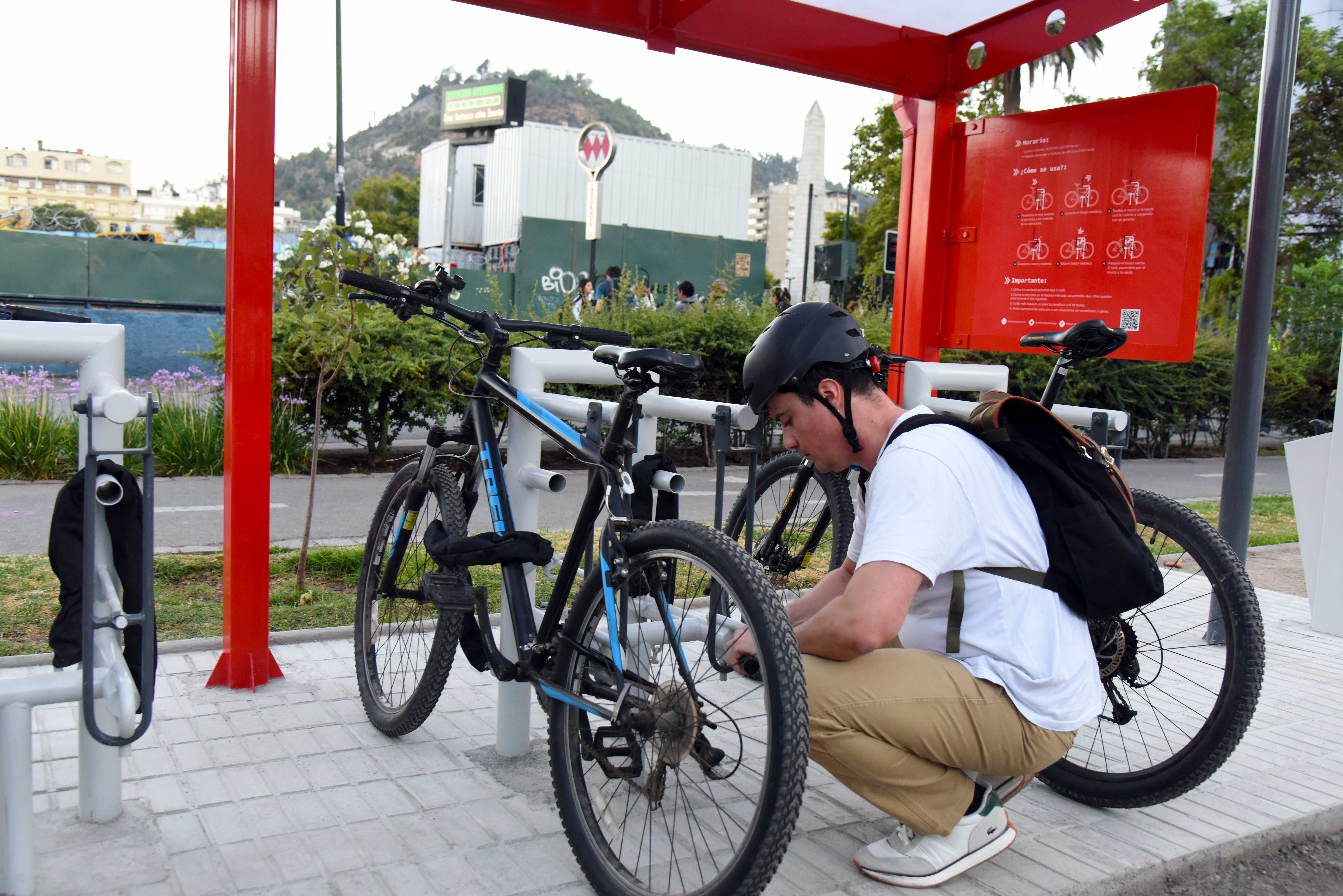 Inauguran tres estacionamientos para bicicletas en estaciones de Metro en Providencia. Metro de Santiago