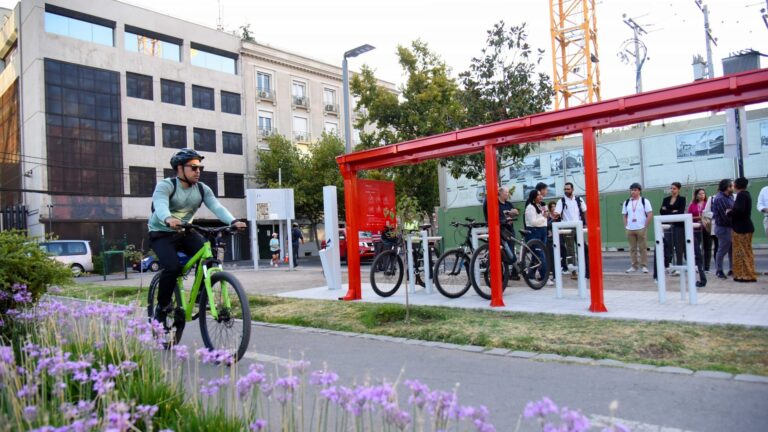 Inauguran tres nuevos estacionamientos para bicicletas en estaciones de Metro en Providencia: ¿Dónde estarán ubicados?