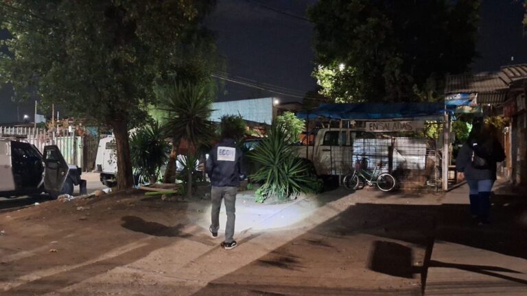 PDI investiga homicidio de hombre en plena vía pública en La Pintana: Recibió al menos 7 disparos