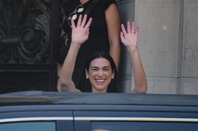 Dua Lipa causa furor en Chile: Cantante fue captada almorzando en el Club de la Unión en Santiago Centro