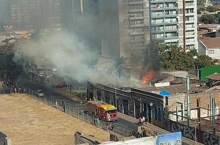 Incendio en pleno centro de Santiago genera pánico y obliga a evacuar: Siniestro movilizó a 14 compañías de Bomberos