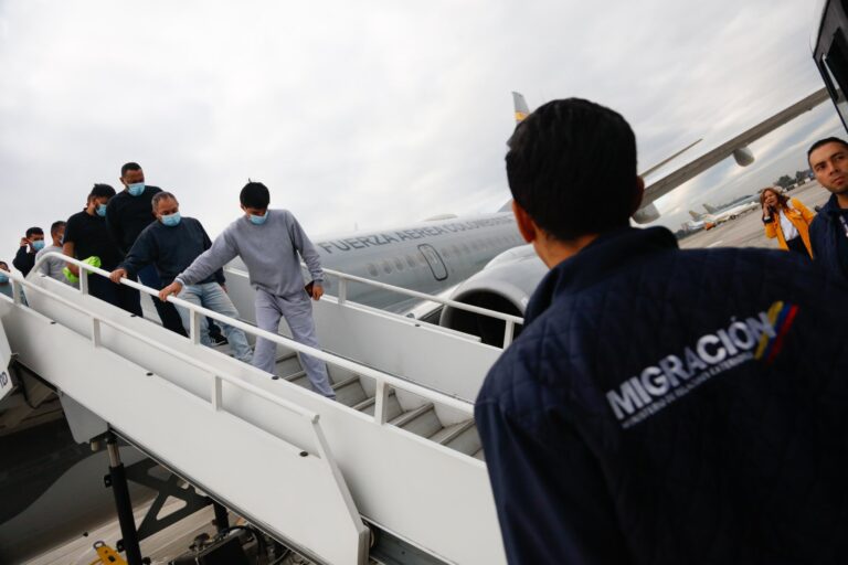 Petro recibe a migrantes colombianos expulsados de EE. UU.: 