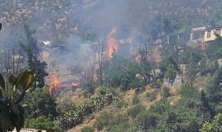 Senapred declara Alerta Roja y ordena evacuación de dos sectores de San José de Maipo por incendio forestal