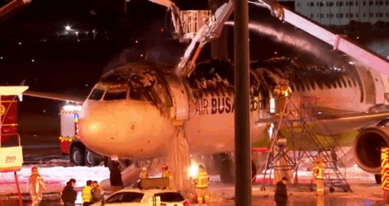Impactante registro: Avión se incendia en Corea del Sur poco antes de despegar
