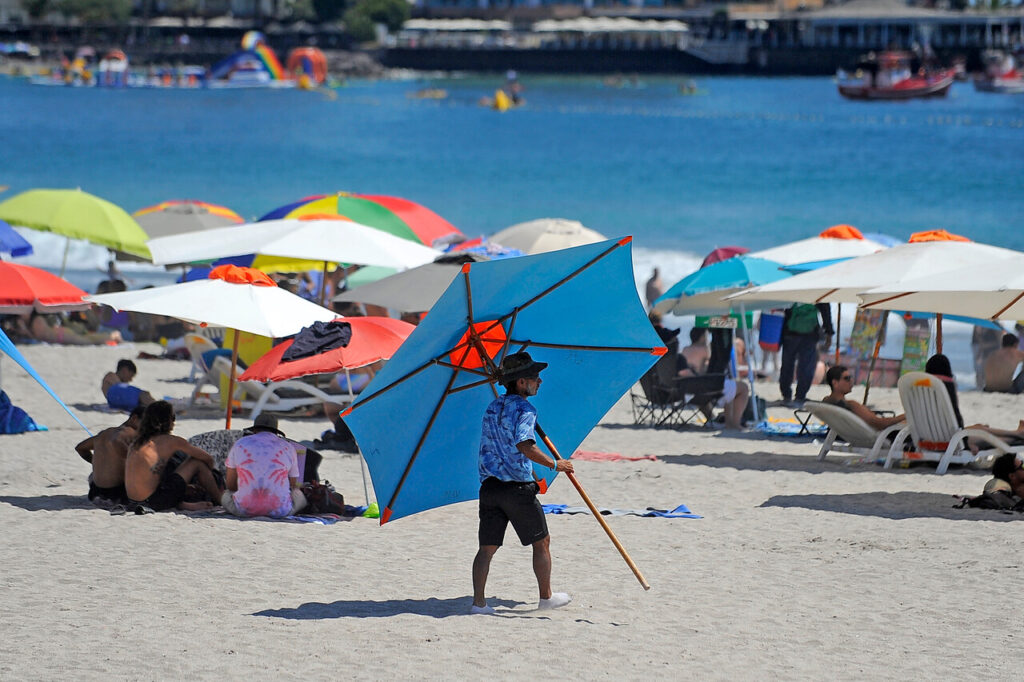 Veraneantes ocupan la playa de Iquique / Enero de 2025