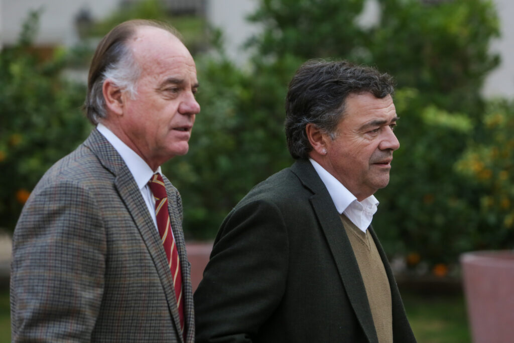 El ministro de Agricultura, Esteban Valenzuela, camina en el palacio de la moneda junto al presidente de la Sociedad Nacional de Agricultura, Antonio Walker, previo a su reunión con el presidente de la república, Gabriel Boric.