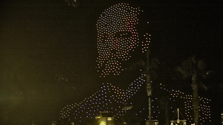 Así se hizo la imagen de Arturo Prat en el show de drones que deslumbró a Iquique en la celebración de Año Nuevo