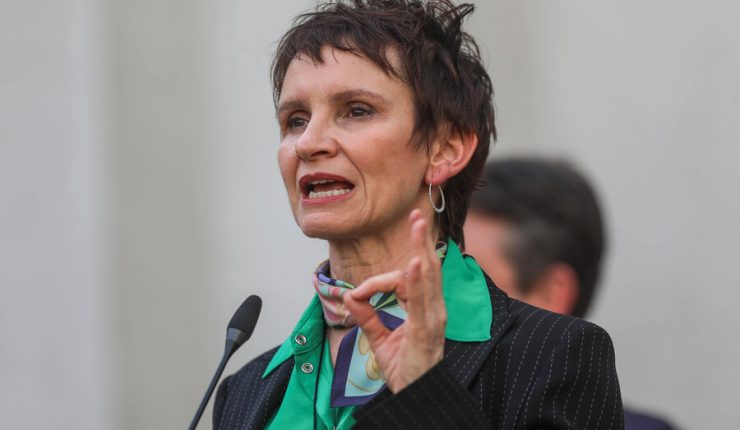 El paso al frente de Carolina Tohá que la pone en la carrera presidencial tras una vida vinculada a la política