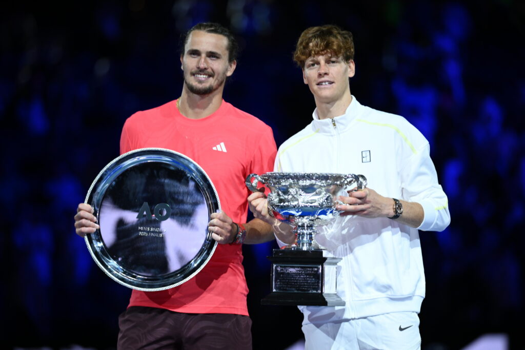 Melbourne (Australia), 26/01/2025.- El ganador Jannik Sinner de Italia (D) y el subcampeón Alexander Zverev de Alemania (I) posan con los trofeos tras la final individual masculina del torneo de tenis del Grand Slam del Abierto de Australia en Melbourne, Australia, el 26 de enero de 2025. (Tenis, Alemania, Italia) EFE/EPA/JOEL CARRETT