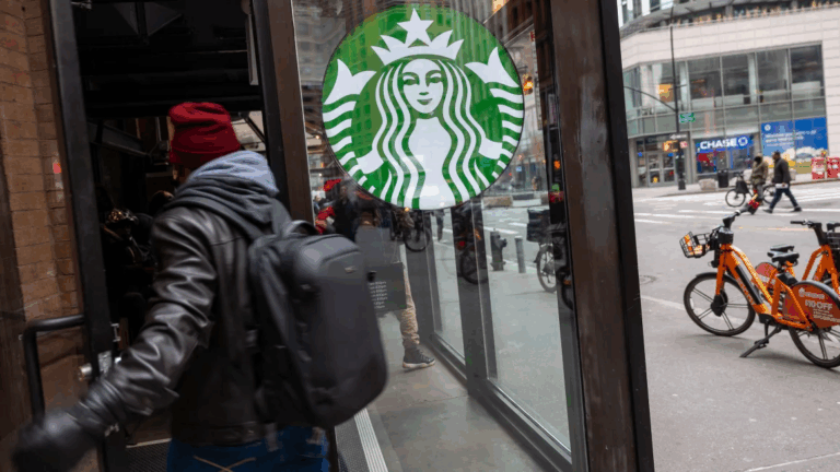 Starbucks ya no quiere ser un baño público: Empresa pone fin a su política de “puertas abiertas”