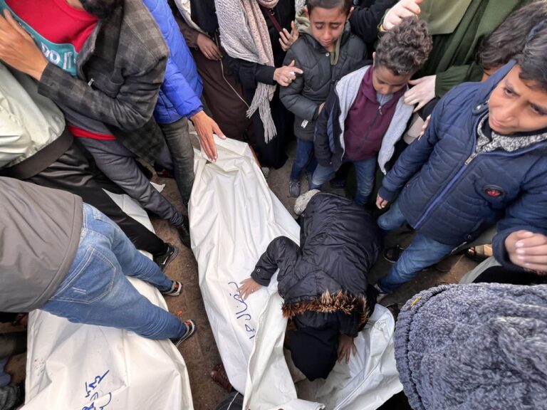 El número de muertos en Gaza supera los 100 desde el anuncio del alto el fuego