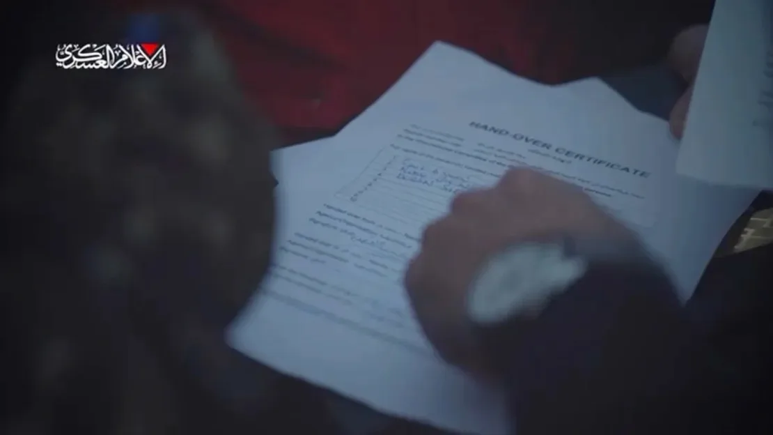 Un video de Hamas muestra el momento en que un combatiente presenta un "certificado de entrega" a la Cruz Roja. Hamas