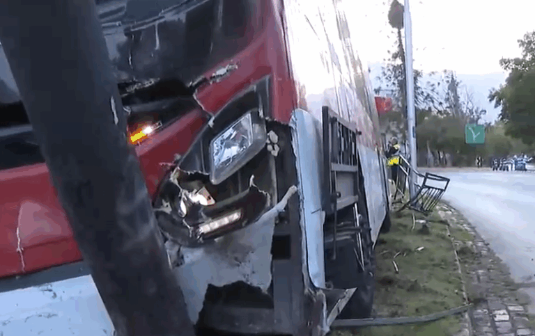 Dos fallecidos tras persecución que terminó con choque a bus RED