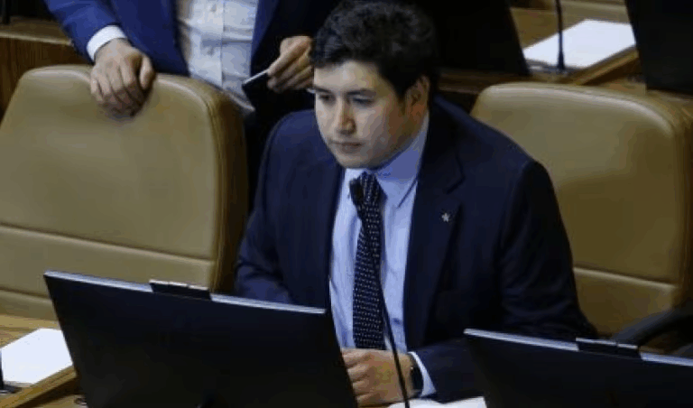 Exdiputado Camilo Morán congela su militancia en RN en medio de investigación sobre falso aviso de bomba en su contra