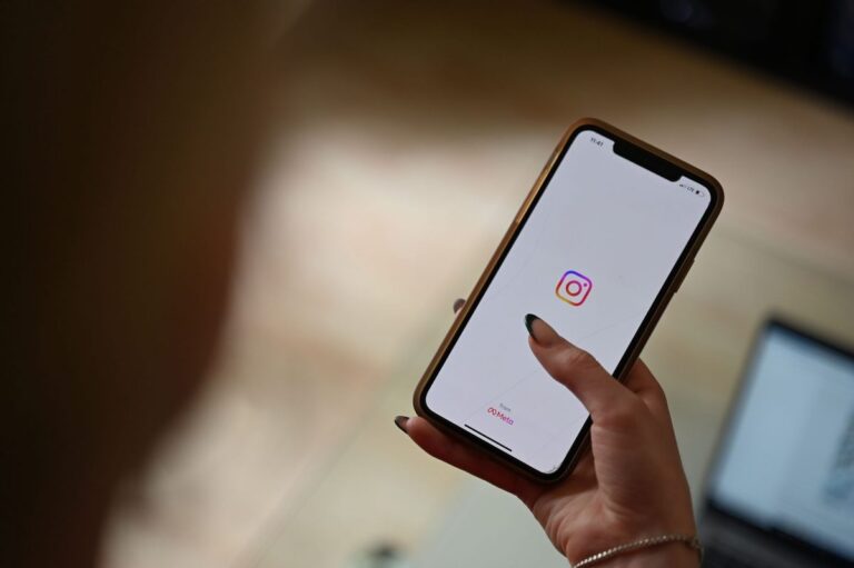 Usuarios denuncian que no pueden dejar de seguir a Donald Trump y al vicepresidente J. D. Vance en Instagram