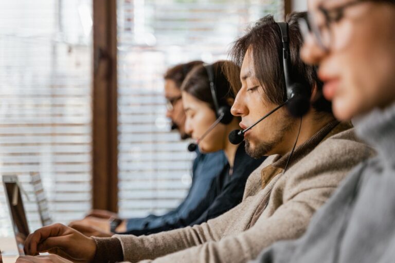 Presentan proyecto de ley que busca prohibir el funcionamiento de call centers extranjeros en Chile