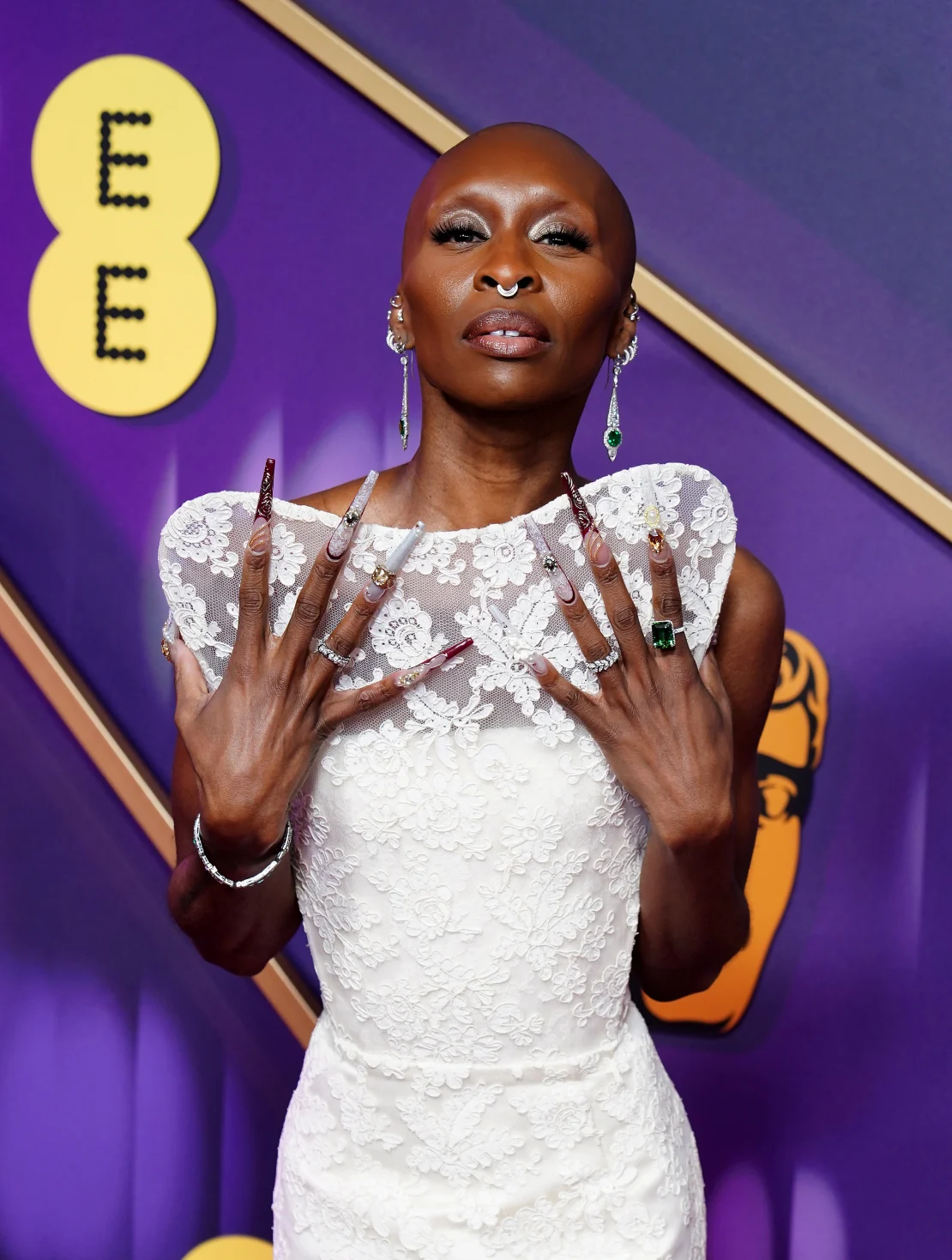 La estrella de "Wicked", Cynthia Erivo, desafió la gravedad con un vestido de encaje de Louis Vuitton con un frente estructurado que se levantaba hacia el cielo. Ian West/PA Wire