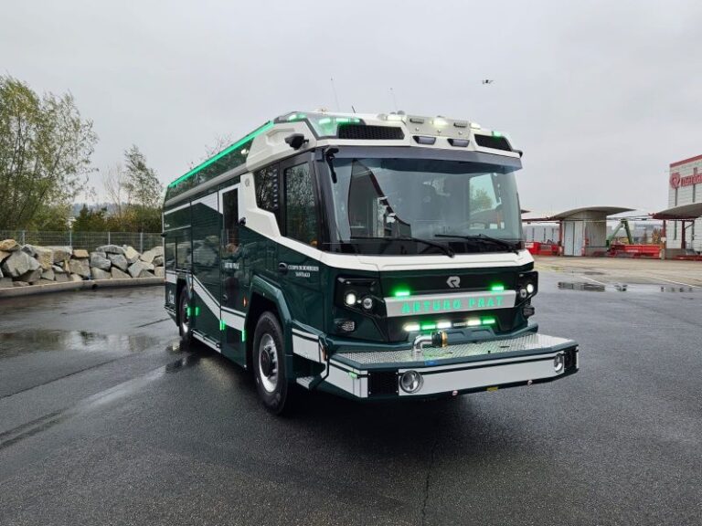 “Un hito”: Bomberos de Santiago presenta el primer carro bomba 100% eléctrico de Latinoamérica