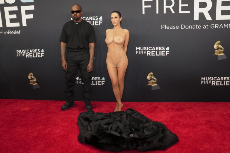 ¿Quién es Bianca Censori, la mujer que sorprendió con una trasparencia en los Grammy 2025?