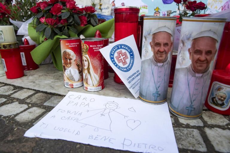 “Dejó atrás la fase crítica”: Vaticano informa que el papa Francisco pasó una noche tranquila y sigue descansando