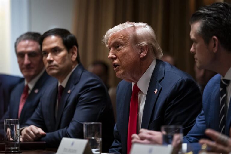 Trump ordena cese de exportaciones de petróleo desde Venezuela por no haber acelerado deportación de 
