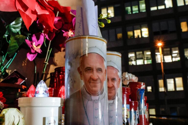 Vaticano reporta que el papa Francisco descansó bien toda la noche tras su “leve mejoría”