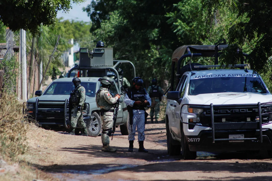 Fuerzas federales mexicanas vigilan el perímetro de una escena luego de un tiroteo en el que varios presuntos pandilleros murieron mientras un líder de un cartel local fue arrestado en las afueras de Culiacán, estado de Sinaloa, México, el 22 de octubre de 2024. José Betanzos/Reuters