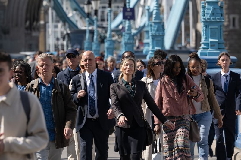 En la última película, Bridget Jones ha cambiado las camisolas por elegantes chaquetas, camisas y chaquetas de punto. Jay Maidment/Universal Pictures vía CNN Newsource