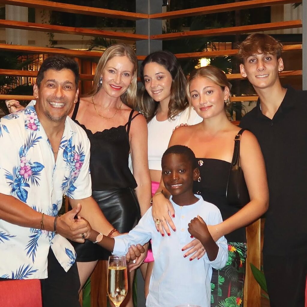 Rafael Araneda y Marcela Vacarezza junto a sus hijos, Martina, Florencia, Vicente y Benjamín, en junio de 2024. 