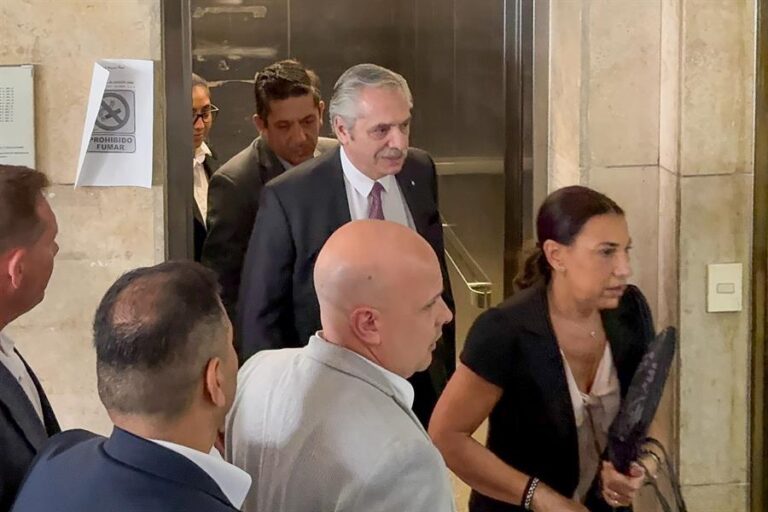 Fernández niega haber golpeado a su expareja en escrito presentado a la Justicia y decide no responder preguntas en audiencia
