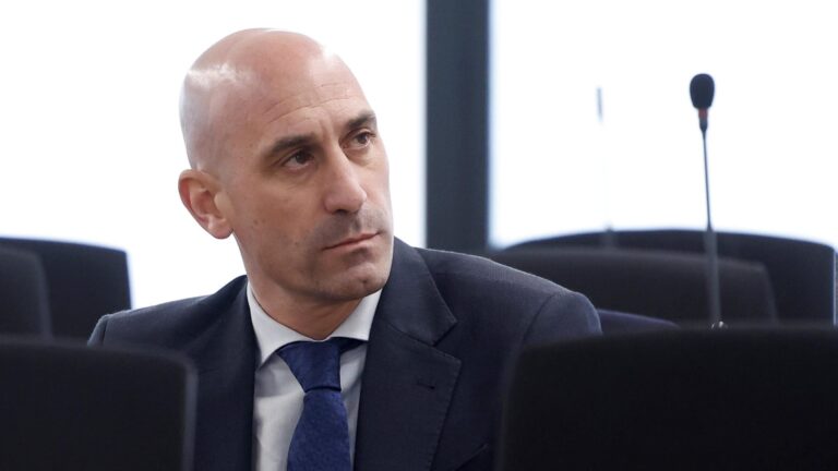 Luis Rubiales es condenado por agresión sexual por el beso a la futbolista Jenni Hermoso: Deberá pagar una multa