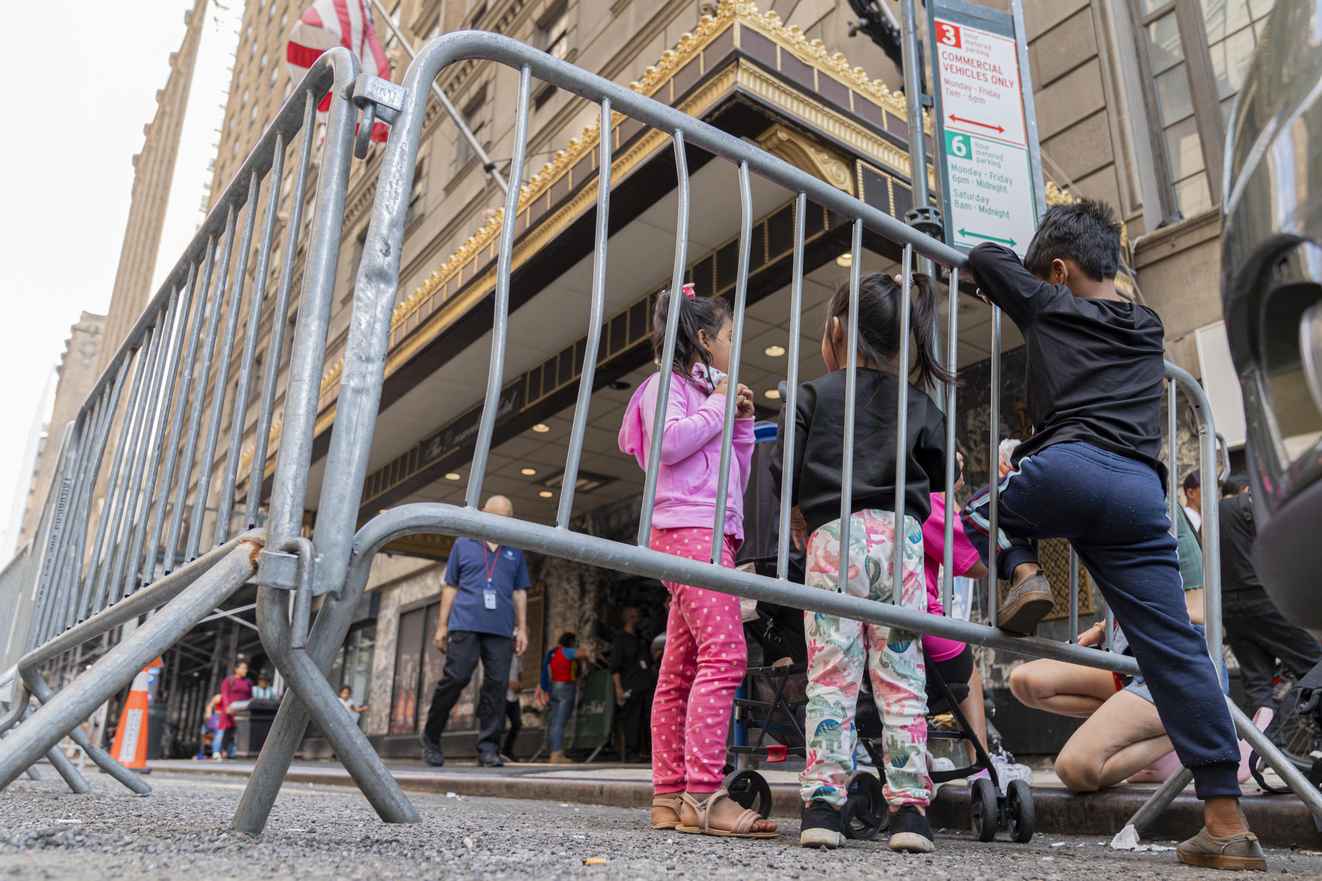 Fotografía de archivo que muestra niños inmigrantes afuera del refugio del Hotel Roosevelt el 17 junio de 2024 en Manhattan Nueva York (EE.UU.). La ciudad de Nueva York presume de un modelo migratorio al haber recibido e integrado en los dos últimos años a más de 200.000 inmigrantes irregulares, pero se queja del nulo apoyo recibido desde el Gobierno federal de Washington, atrapado en una lógica electoral donde el tema migratorio se ha convertido en dinamita política. EFE/Angel Colmenares