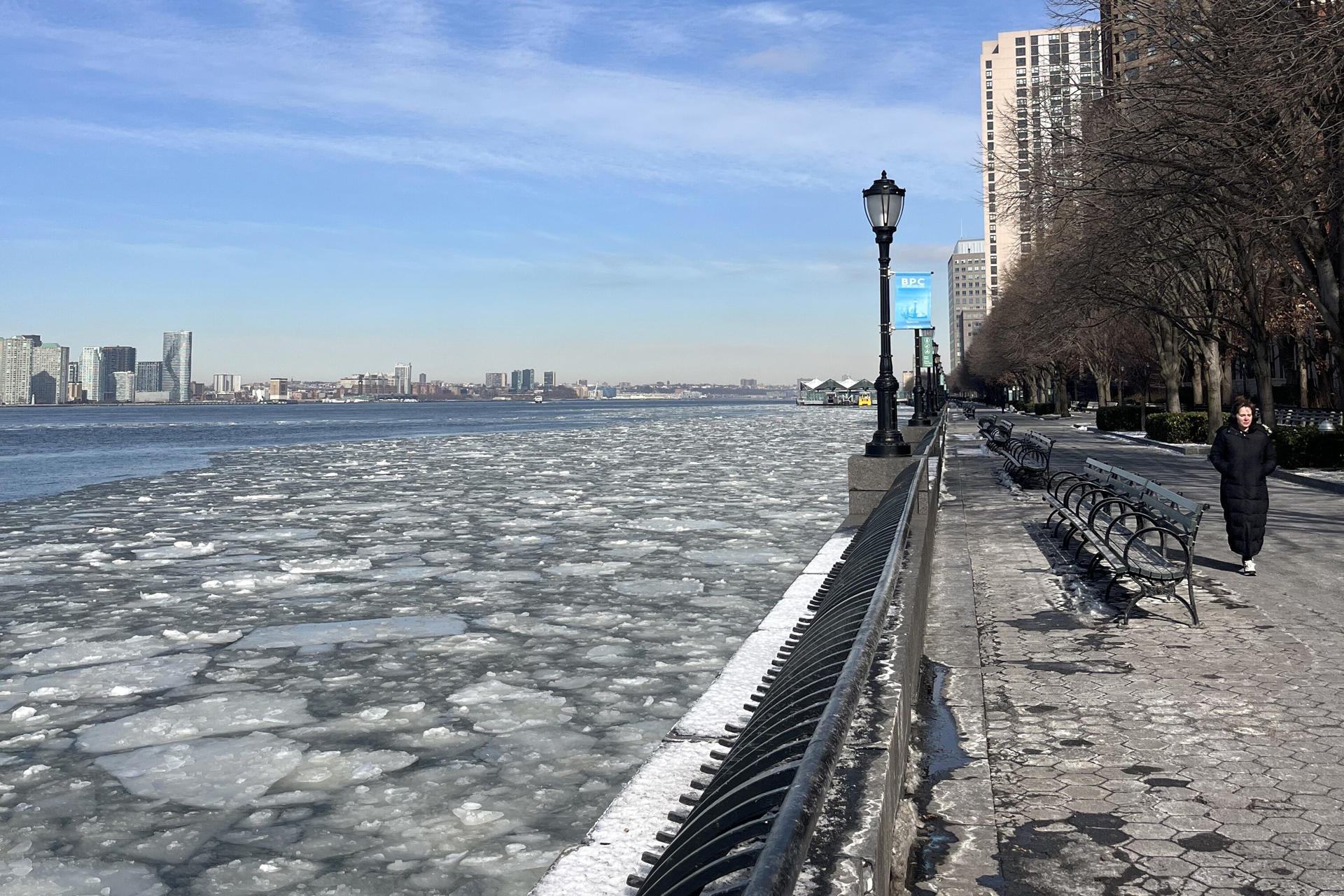 Fotografía de bloques de hielo en el río Hudson, este jueves en Nueva York (Estados Unidos). Las temperaturas han descendido hasta -12 °C, con una sensación térmica aún más baja debido a los vientos. EFE/ Nora Quintanilla