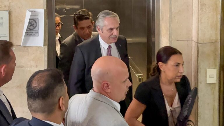 Juez ordena procesar a expresidente Alberto Fernández por violencia machista contra su expareja