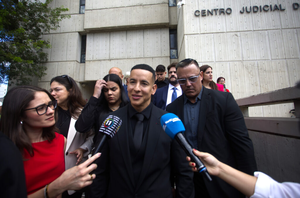 Fotografía de archivo del reguetonero puertorriqueño Daddy Yankee, quien habla con medios de comunicación a su salida de una audiencia, en San Juan (Puerto Rico). EFE/Thais Llorca