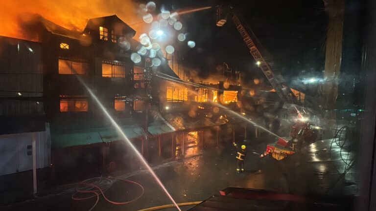 Senapred declara emergencia comunal en Ancud por incendio que dejó graves daños en el casco histórico y más de 300 afectados