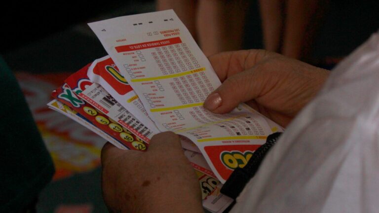 Llevaba 31 años jugando con los mismos números: Mujer de Valparaíso ganó Loto de más de mil millones de pesos