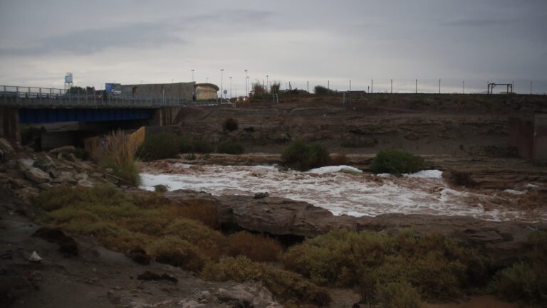 Región de Antofagasta: Ordenan evacuar la ribera del río Loa por peligro de desborde
