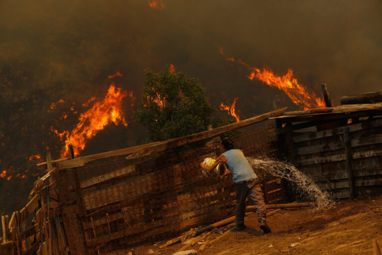 Toque de queda es extendido en 12 comunas de La Araucanía por avance de incendios forestales