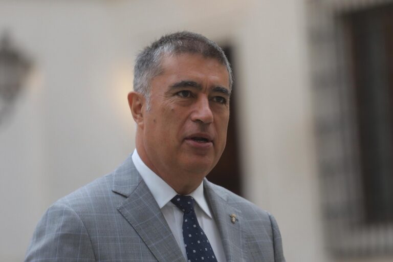 Desbordes acusa al gobierno de financiar una “campaña de desinformación” en su contra: “Le ponen lucas a algunos medios”