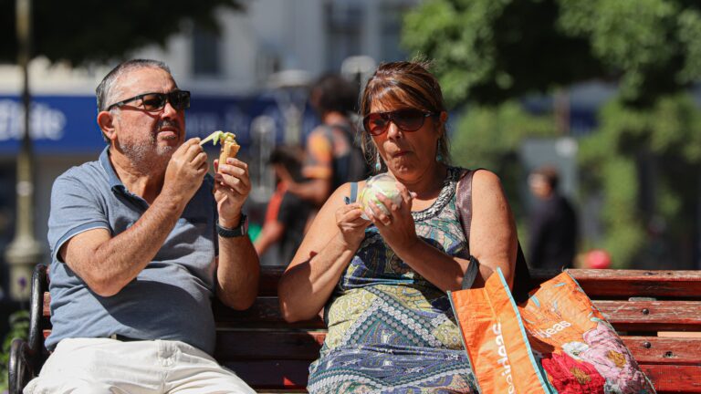 Alerta por temperaturas extremas en Chile: Máximas de 35° C a 37° C en los próximos días