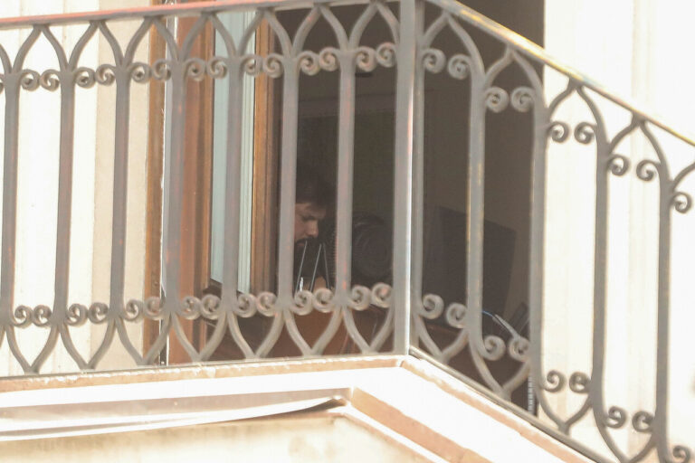 Presidente Boric interrumpe sus vacaciones para concurrir a misa de carabinero que murió en La Moneda