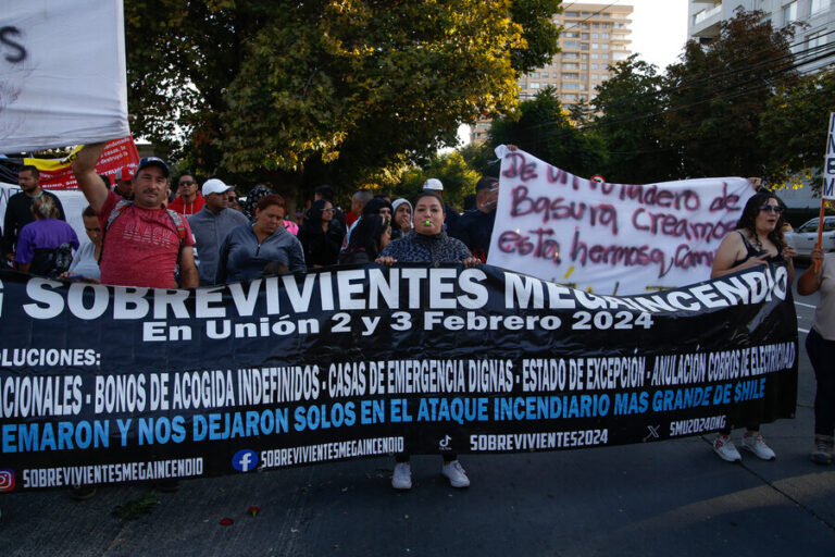 Afectados por el megaincendio de Valparaíso protestan al exterior del Sporting, en donde se realizará la Gala de Viña
