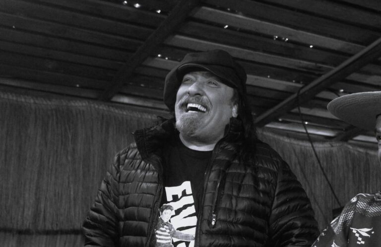 Una guitarra en medio de corbatas: La historia de Miguel “Negro” Piñera