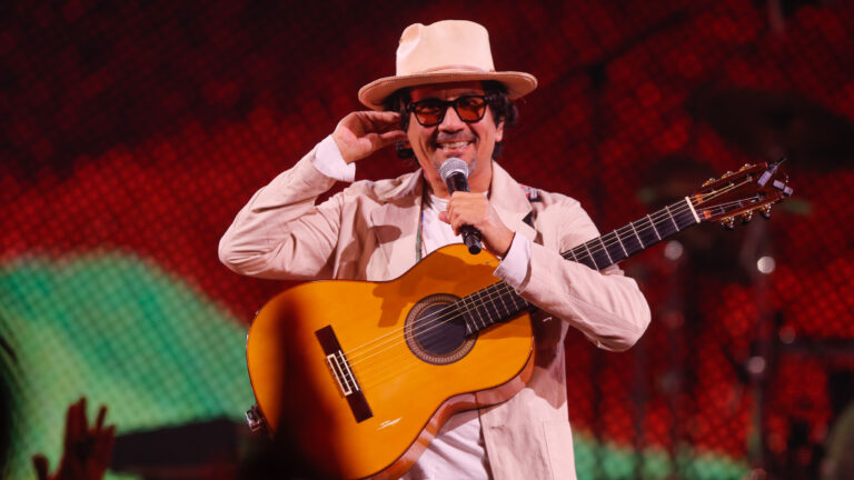 Fallas técnicas del Festival de Viña marcan el inicio del show de Bacilos: No tenían micrófono