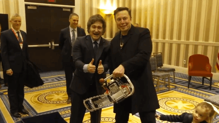 Javier Milei se reúne con Elon Musk en EE.UU. y le regala una motosierra